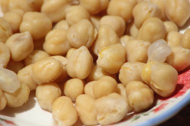 Beyaz bir tabakta pişmiş nohut.
