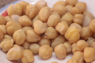 Beyaz bir tabakta pişmiş nohut.