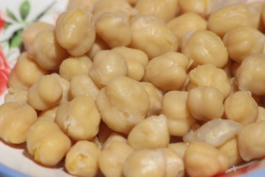 Beyaz bir tabakta pişmiş nohut.