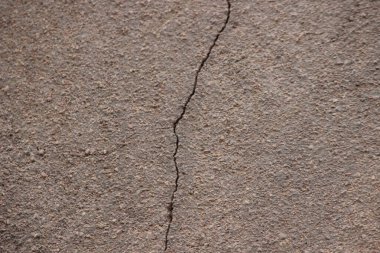 Çatlak bir duvarın yakın çekim görüntüsü.