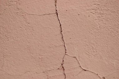 Çatlak bir duvarın yakın çekim görüntüsü.