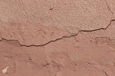Çatlak bir duvarın yakın çekim görüntüsü.