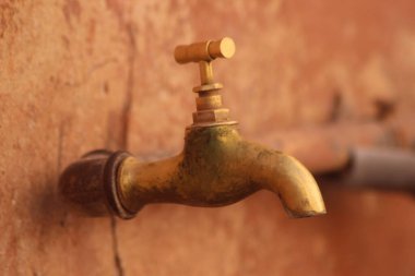 Eski moda su musluğu. Yakın çekim.