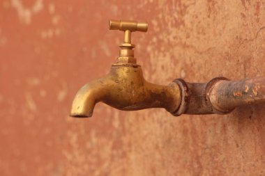 Eski moda su musluğu. Yakın çekim.