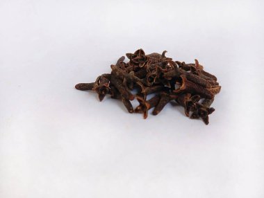 karanfil tohumları beyaz arkaplanda izole
