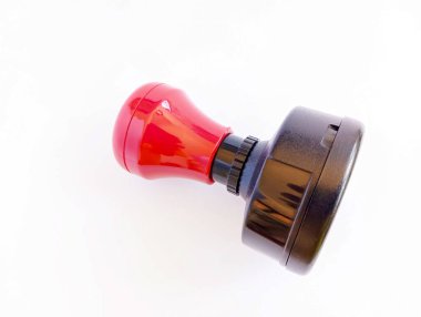 Yazılı pul kırmızı saplı ve siyah uçlu plastikten yapılmış.