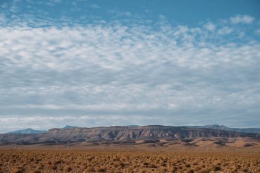 Yuvarlanan dağların ve geniş çöllerin çarpıcı kontrastına tanık olun. Doğanın huzur ve yalnızlık içinde ortaya çıktığı yer.