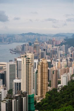Kalabalık şehrin tepesinde yükselen Victoria Tepesi, yemyeşil ve uzak dağların ortasındaki Hong Kong 'un nefes kesici ufuk çizgisini gösteriyor..