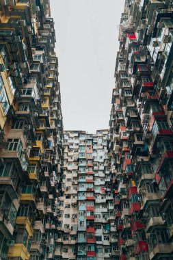 Bulutlu bir günde, Hong Kong 'daki Canavar Evi' nin renkli konutlarla çevrili büyüleyici mimarisini araştırıyoruz.