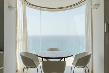 Doğal ışık, çarpıcı bir okyanus manzarası ile gösterişli bir yemek alanını istila eder. Bu da herkesi rahatlamaya ve ilham almaya davet eder..