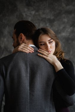 Bir kişi diğerine sarılıp veda ederken derin bir bağ oluşur. Huzurlu bir ortamda güven ve şefkat göstergesi olarak.. 