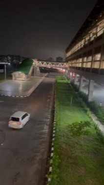 Dhaka Bangladeş metro istasyonunun yanındaki gece trafiği. Sokakta gece trafiği.. 