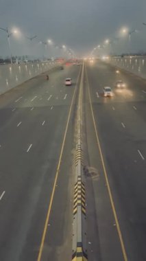 Otoyoldaki trafik, akşam trafiği çok güzel ve büyüleyici. Purbachal çevre yolu Dhaka Bangladeş. 