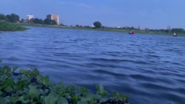 Akşamları sakin bir su manzarası, nehir manzarası. Su havada hışırdıyor, sakin ve büyüleyici bir atmosfer..