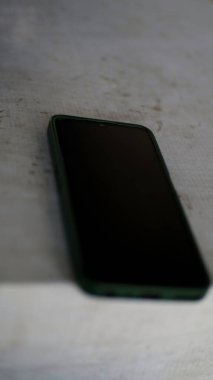 Telefon masanın üzerine yatay olarak yerleştirildi..