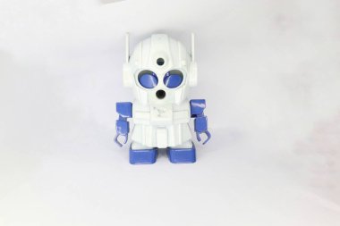 Beyaz ve mavi robot şekilli bir kalemtıraş beyaz bir arka planda oturuyor..