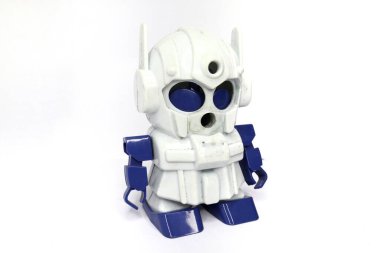 Beyaz ve mavi robot şekilli bir kalemtıraş beyaz bir arka planda oturuyor..