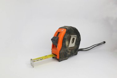 Beyaz bir yüzeyde bir mezura var. Bir mezura kısmen genişletilmiş.