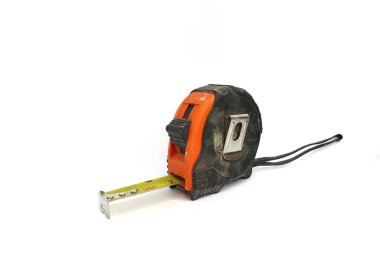 Beyaz bir yüzeyde bir mezura var. Bir mezura kısmen genişletilmiş.