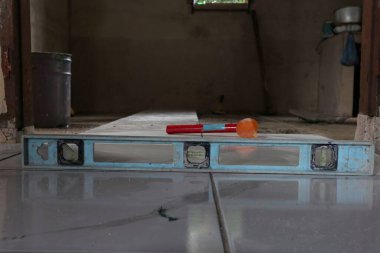 Düzey aracı, bir yüzeyin düz olup olmadığını kontrol etmek için kullanılır.