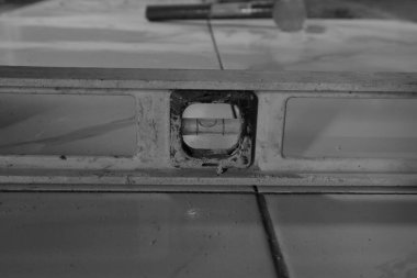 Düzey aracı, bir yüzeyin düz olup olmadığını kontrol etmek için kullanılır.