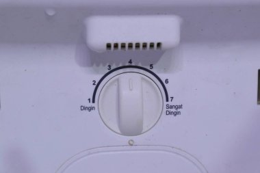 Beyaz buzdolabı sıcaklık kontrol düğmesi 1 ile 7 arasında ve 