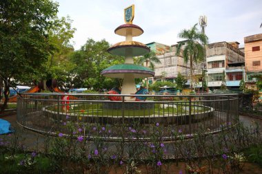 Bagan Siapi-api, 16 Ekim 2024, büyük, renkli bir yapı, mantar şeklinde, şehrin ortasında duruyor, tepesinde bir arma ve yeşillik ile çevrili. Riau, Endonezya.