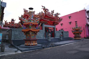 Bagansiapi-api, 16 Ekim 2024, Kohiong Rohil, tapınak karmaşık oymalar ve renkli heykellerle süslenmiş. Riau, Endonezya.