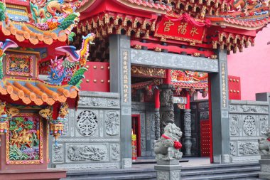 Bagansiapi-api, 16 Ekim 2024, Kohiong Rohil, tapınak karmaşık oymalar ve renkli heykellerle süslenmiş. Riau, Endonezya.