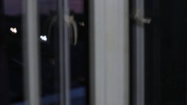 Pencere bulutlu gökyüzüne ve yakınlardaki yapılara bir göz atıyor.