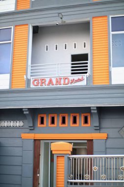 Bagansipaiapi, 02 Aralık 2024 turuncu ve gri renkli iki katlı bir otel binasında 