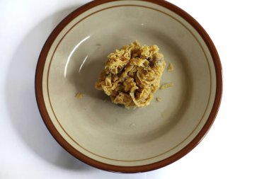 Çıtır, altın sarısı kızarmış tavuk bir tabağa konur..