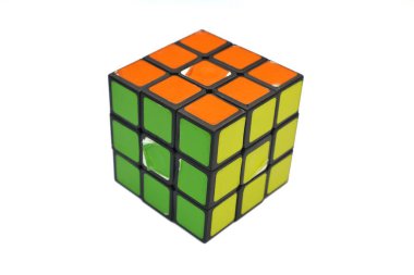 Renkli bir Rubik Küpü beyaz arkaplana karşı gösterilir.