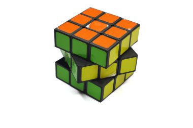Renkli bir Rubik Küpü beyaz arkaplana karşı gösterilir.