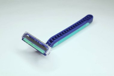 Beyaz arka planda mavi ve yeşil bir jilet gösterilir.