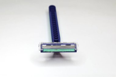 Beyaz arka planda mavi ve yeşil bir jilet gösterilir.