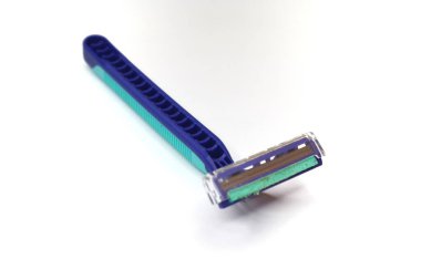 Beyaz arka planda mavi ve yeşil bir jilet gösterilir.