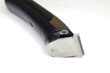 Beyaz arka planda bir saç makası gösterilir.