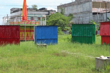 İhmal edilmiş, aşırı gelişmiş bir bölge eski bir panayırın kalıntılarıyla dolu..