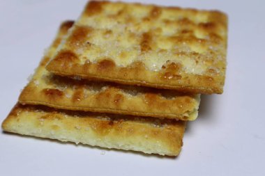 Beyaz arka plan üzerinde izole bisküvi yığını.