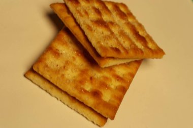 Beyaz arka plan üzerinde izole bisküvi yığını.