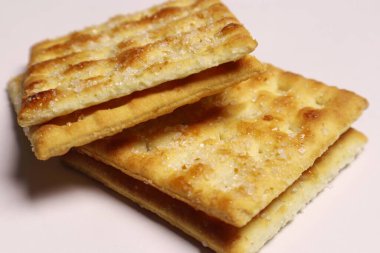 Beyaz arka plan üzerinde izole bisküvi yığını.