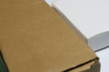 Kahverengi bir karton kutu beyaz bir yüzeye yerleştirilir..