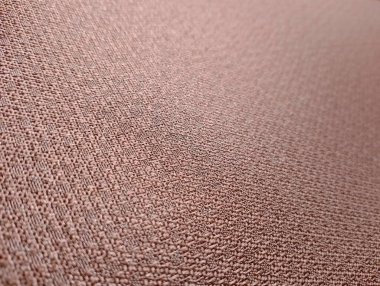 Dokulu kumaş yüzeyine yakından bakınca ayrıntılı ve karmaşık dokuma desenleri ortaya çıkıyor. Yumuşak kahverengi renk ve organik doku sıcak ve davetkar bir estetik yaratır. Bu çok yönlü malzeme bir arkaplan ya da tasarım ögesi olarak kullanılabilir.