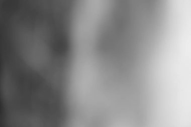 Yumuşak bir eğim ve soluk bir palet ile az gösterilmiş bir soyut. Yumuşak ışık ve gölgenin birleşimi atmosferik, rüya gibi bir ortam yaratır..