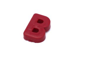 Beyaz arka planda izole edilmiş kırmızı, kalıplı bir 'B' harfi. Oyuncu, basit bir grafik kaynağı.