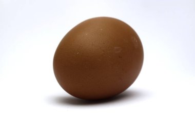 Saf beyaz arka planda tek bir kahverengi yumurtanın basit, stüdyo çekimi..