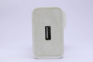 Düz beyaz arkaplana karşı genel beyaz USB şarj bloğu.