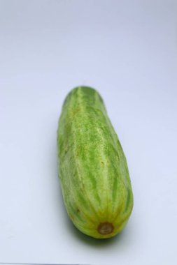 Taze salatalığın basit bir stüdyo fotoğrafı. Bu minimalist görüntü bu sağlıklı sebzenin doğal yeşilini vurgular..