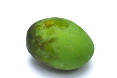 Beyaz arka planda izole edilmiş tek bir yeşil olgunlaşmamış mango meyvesi, sağlıklı besin konsepti..
